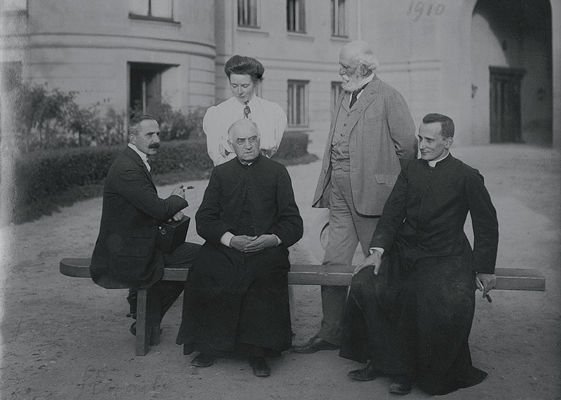 Prince Roman Sanguszko, Father Adam Stefan Sapieha, Parish Priest Gromadzki, Paweł Sapieha, and Janina Rzyszczewska in Sławuta, 1910