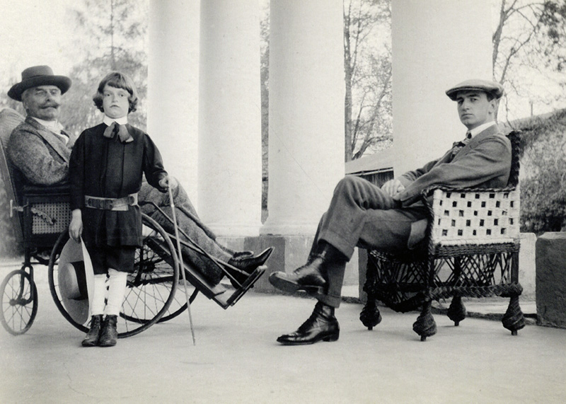 Stanisław Tarnowski et ses fils Karol, assis dans le fauteuil et Antoni. Ropa disctrict de Gorlice, vers 1912